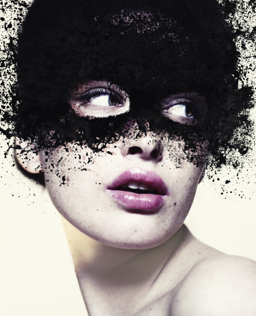 Frau mit fluider schwarzen Augenmaske